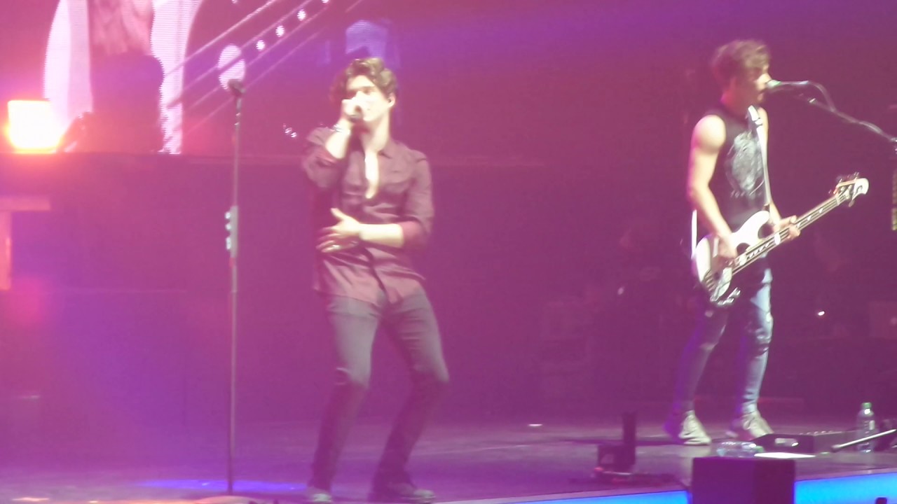 The Vamps & Sabrina Carpenter 06/05/17 Manchester Arena - Hands