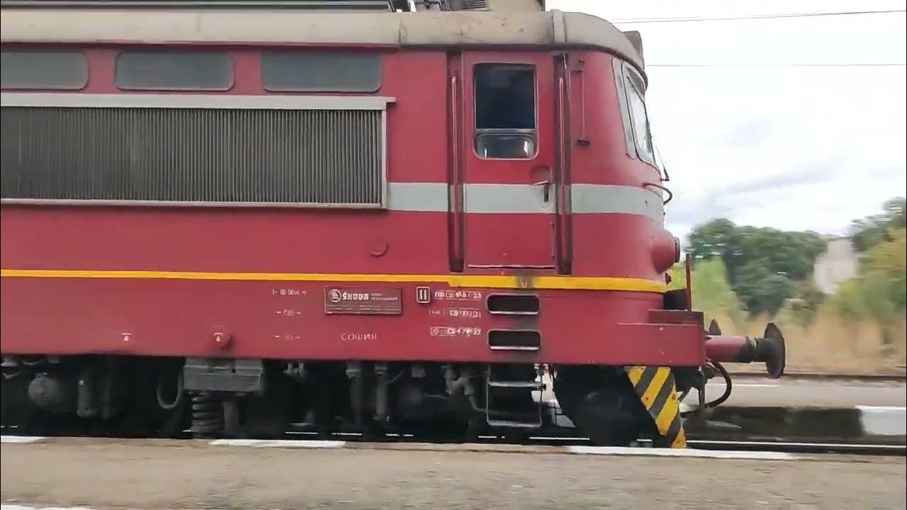 кпв 50233 пристига и заминава от гара Горна Баня - YouTube
