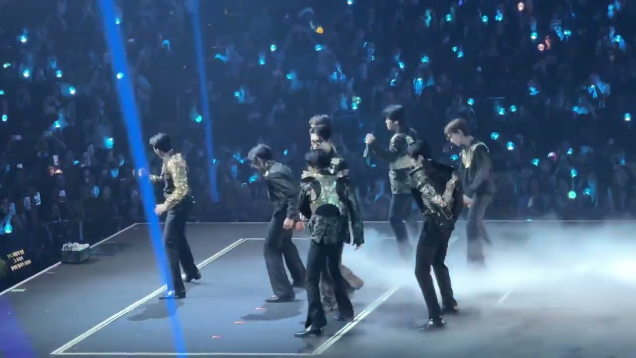 Ateez Live @ Washington D.C Capital One Arena 8/6/24 Silver Light