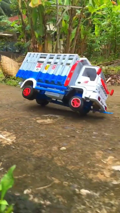 Sadis..!!! Truk oleng angkat ban terlalu tinggi hampir terguling #trukoleng #truk #trukjoget #oleng