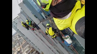 Mexicano lavando edificios en Canada, Rope access Vancouver