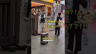 街頭出現一個跟著人走的行李箱，網友：有沒有可能走著走著箱子沒了！