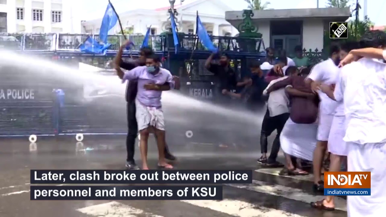 Clash breaks out between police Kerala Students Union members in Thiruvananthapuram