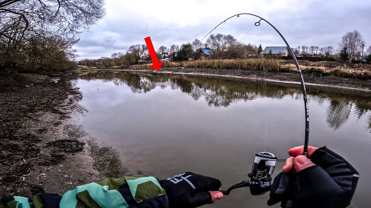 СПИННИНГ в ДУГУ!!! УСТАЛ ТЯНУТЬ этого МОНСТРА 💪 / ТРОФЕЙНЫЙ МОРМЫШИНГ на МАЛОЙ РЕКЕ