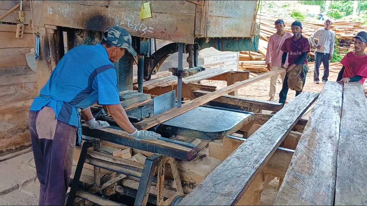 Unbelievable Power at the Sawmill – Sawing a Giant Tree Trunk - YouTube