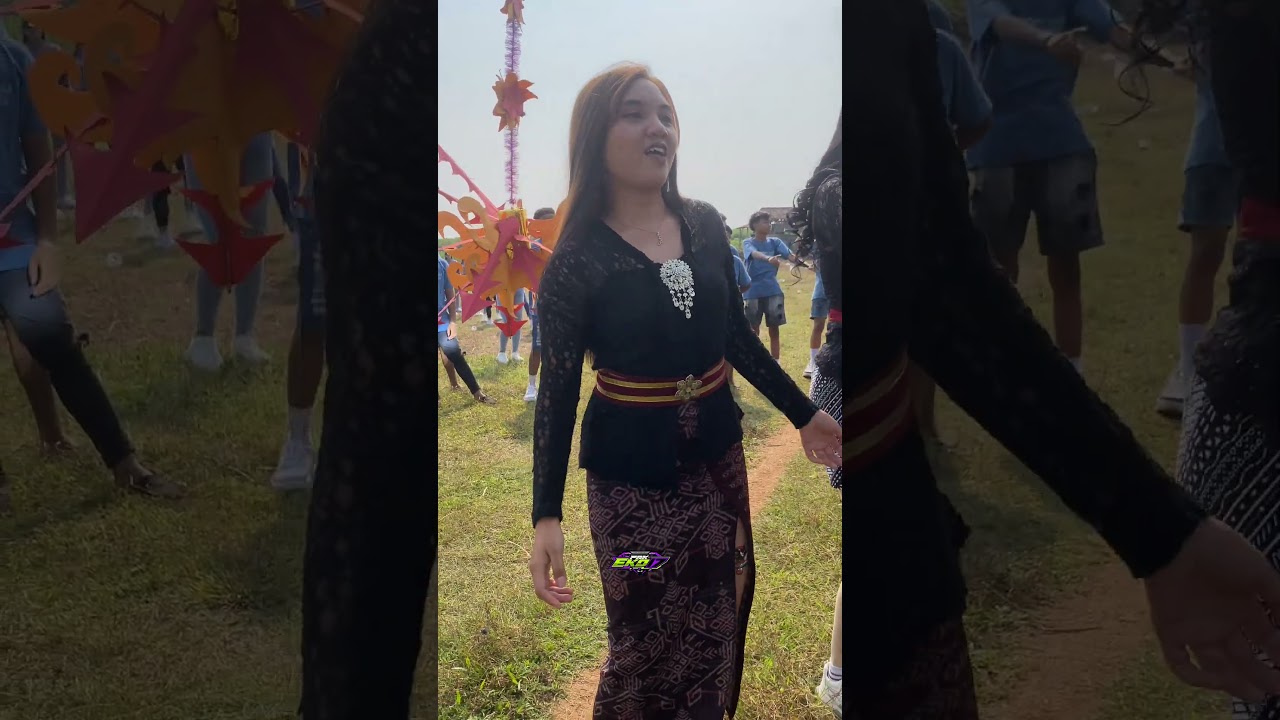 kebaya hitam manis.