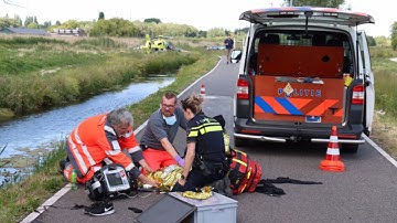 SCHIE TV: Auto ondersteboven in sloot, bestuurster gewond