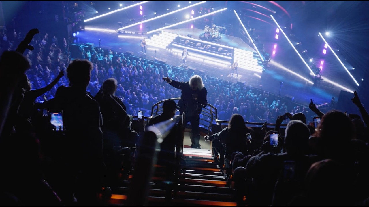 Joe Elliott surprises fans during Def Leppard's Las Vegas Residency.