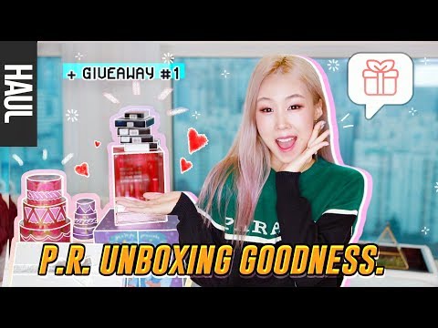 I&amp;#39;m Baaack! PR UNBOXING: HOLIDAY SPECIAL! (+Giveaway #1) 💝택배 왔어요! 홀리데이 세트 이쁜거 너무 많다..! 😍