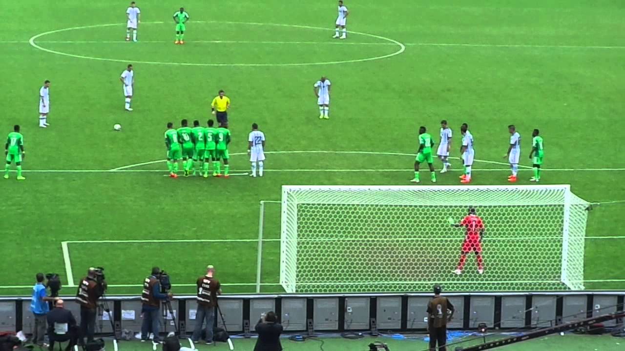 Messi marca, Argentina bate Nigéria no sufoco e pega França nas