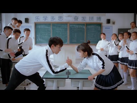 Full Movie | 兩人互相捉弄后扳手腕決鬥，輸了的竟要穿黑絲襪上學💖 中国电视剧