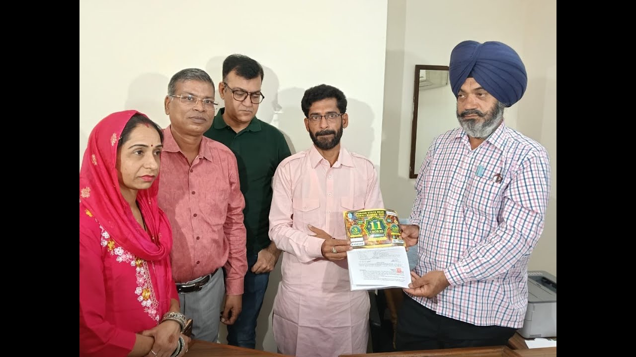 जल्द ही मिल जाएंगे विजेता को उसके 11  करोड़ रूपये || Rattan Lottery Agency || Bathinda || Zirakpur