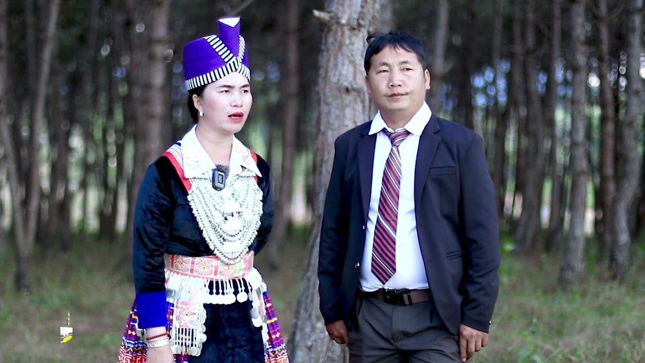 Kwv txhiaj nyab nus koom ib plab los tsis hlub by Nkauj swm Muas thiab Pov Muas