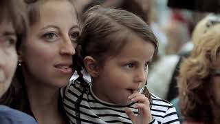 A Little Girl Gives A Coin To A Street Musician And Gets The Best Surprise In Return