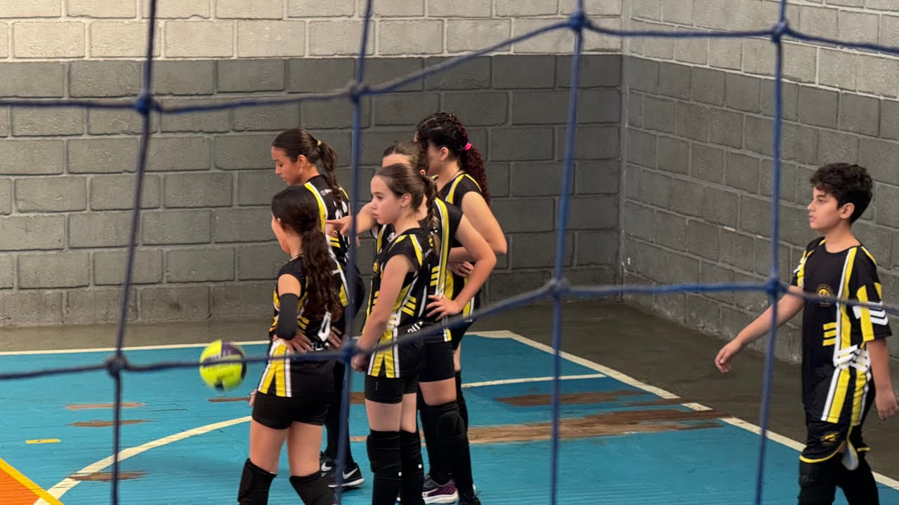 Clara jogando Vôlei na quadra do Renato.