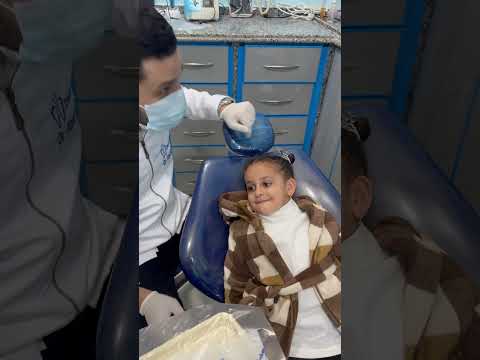بنوته جميله في عيادة الاسنان حشو أسنان الأطفال