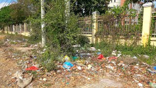 Добровольцы убирают переносные мусорные площадки, расположенные на тротуарах, используя элементарные
