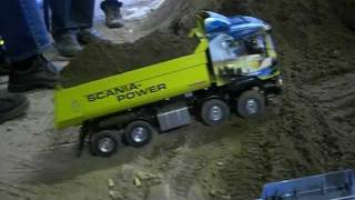 RC TRUCK SCANIA 8x8 POWER CLIMBING UP-HILL WITH FULL LOAD