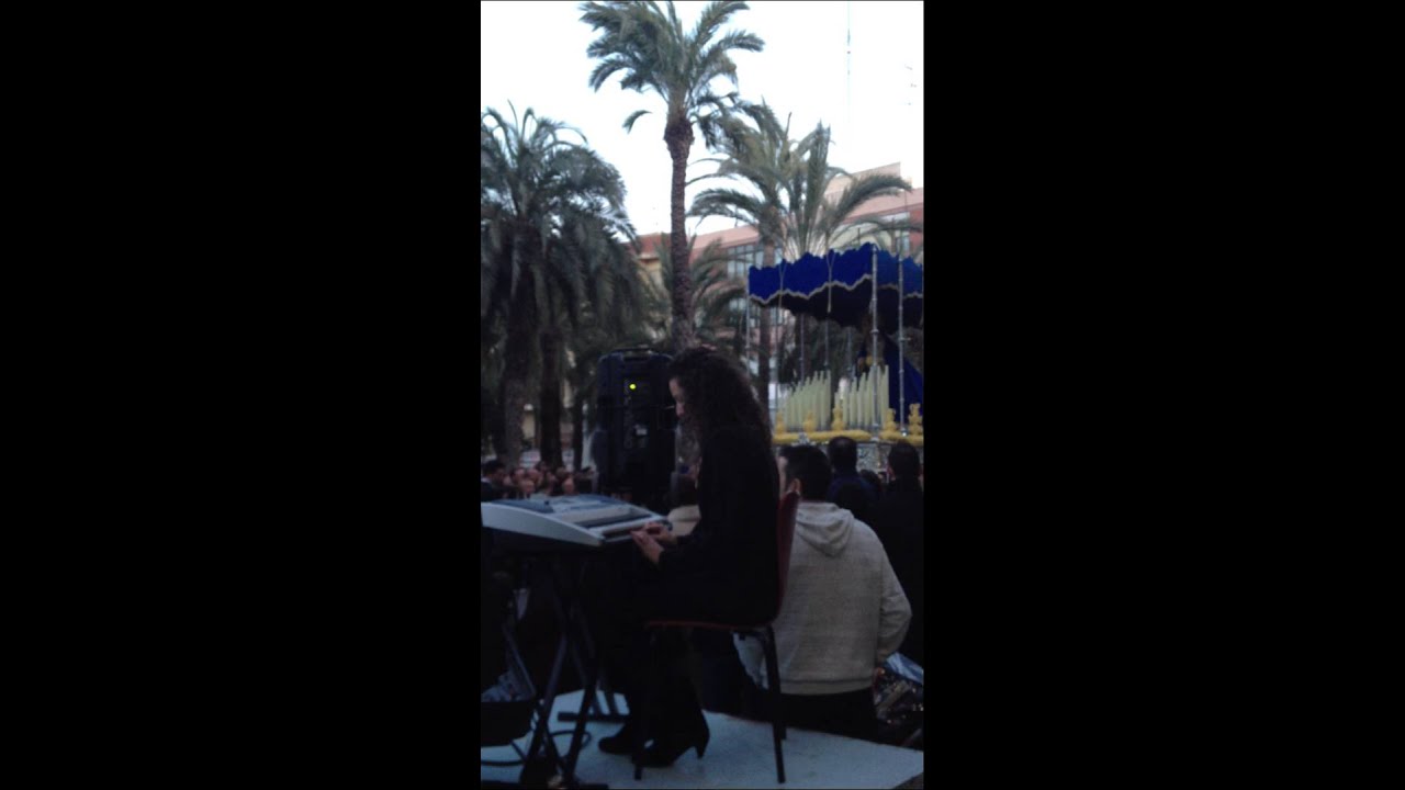 Procesion de la Virgen de la Palma en Elche cantandole a la virgen el coro rociero