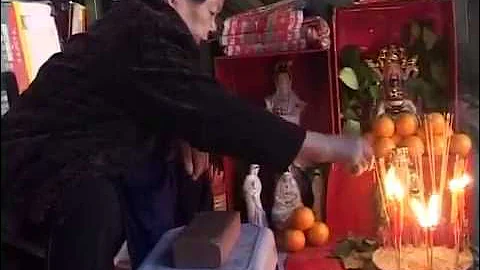 鵝頸橋下的「打小人」Da Siu Yan,  Beating the Petty Person