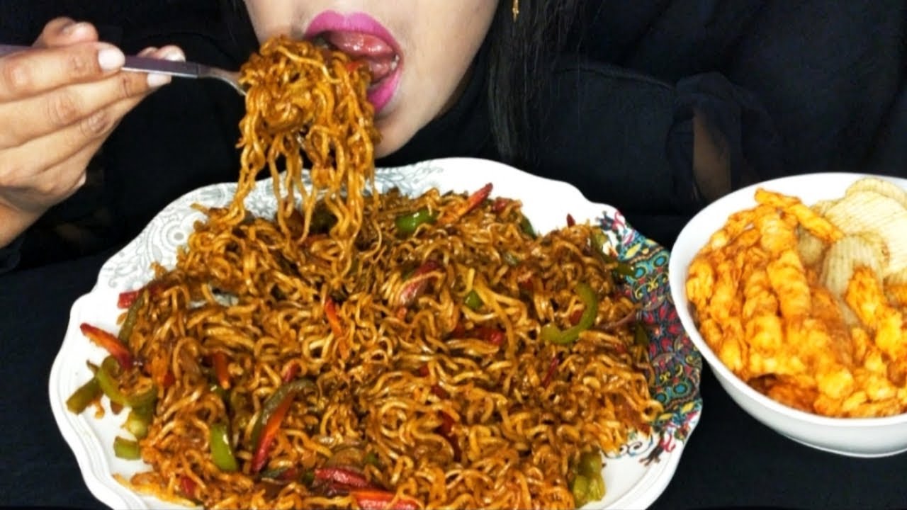 EATING CHINESE MAGGI MASALA NOODLES STREET STYLE + LAYS+KURKURE