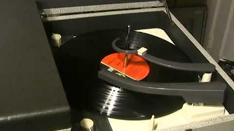 33 RPM Demo 1956 VM Model #556A TRI O MATIC Portable Suitcase Phonograph