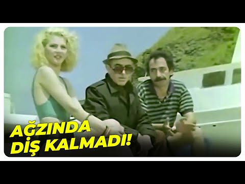 Kütüğe Beni Kız Olarak Yazmışlar! | Çılgın Berber - Aydemir Akbaş Eski Türk Filmi