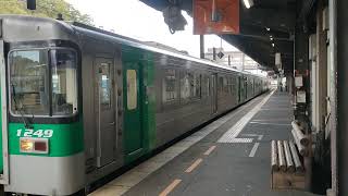 徳島駅をゆっくりと発車する1200型＆1500型気動車、阿波池田行き。