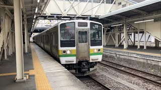 211系A28編成(矢絣柄)信越本線普通横川行き(135M)が高崎駅5番線を発車