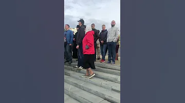 В сквер подтянулись мужчины из 