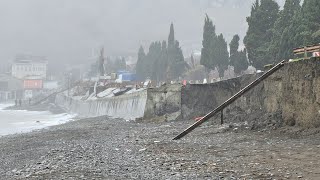 Разрушенный участок трассы Алушта-Судак у п. Морское. Последствия Шторма Века в Крыму.