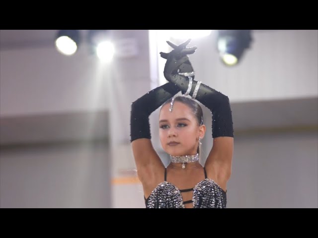 Anna Semenovich porno Yosh, uyatchan sargish ozini kattalar pornosiga beradi.