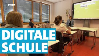 Lehrer und schüler am computer, nachrichten übers smartphone,
konferenzen per video - die schulen in rheinland-pfalz haben digitalen
unterricht entwickeln mü...