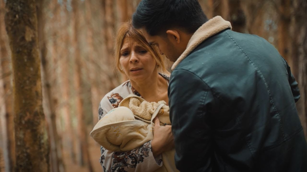 Esta mujer se lanzo del balcón de su casa junto a su bebe para rescatarlo de este mal padre.