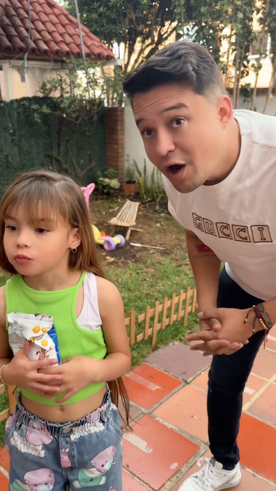 Kendall me regala un chito #humor #cosasdefamilia #comedia #cosasdecasa #cosasdemamas #comedy #shor