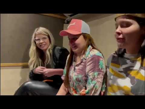 Maiara e Maraísa e os Bastidores com Marília Mendonça da criação da música "Todo Mundo Menos Você"