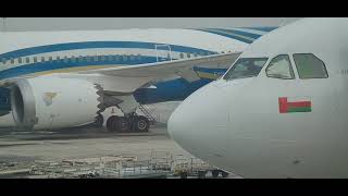 زحمة الطائرات في مطار مسقط الدولي Muscat airport busy take off, landing and taxiing