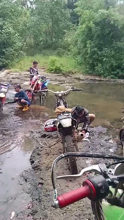 istirahat dulu wahana curug dengdeng lokasi cikawungading #motoran #motoroffroad#trabas#