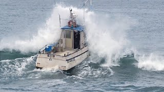 ATTENTION ÉNORME PRISE DE RISQUE POUR CERTAINS BATEAUX DANS UN OCÉAN DÉCHAÎNÉ . BIGWAVES