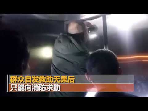 热点资讯  小区电梯突发故障18人被困 拆电梯门自救却搞砸