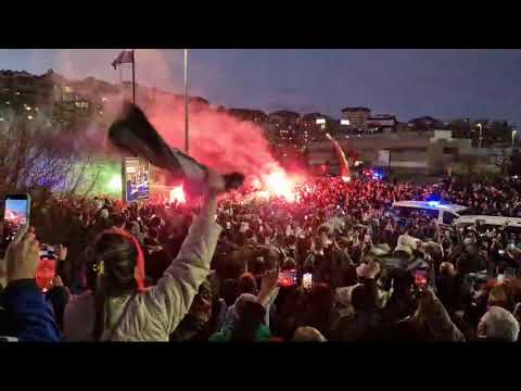 Los aficionados esperan a su equipo en Los Campos de Sport del Sardinero