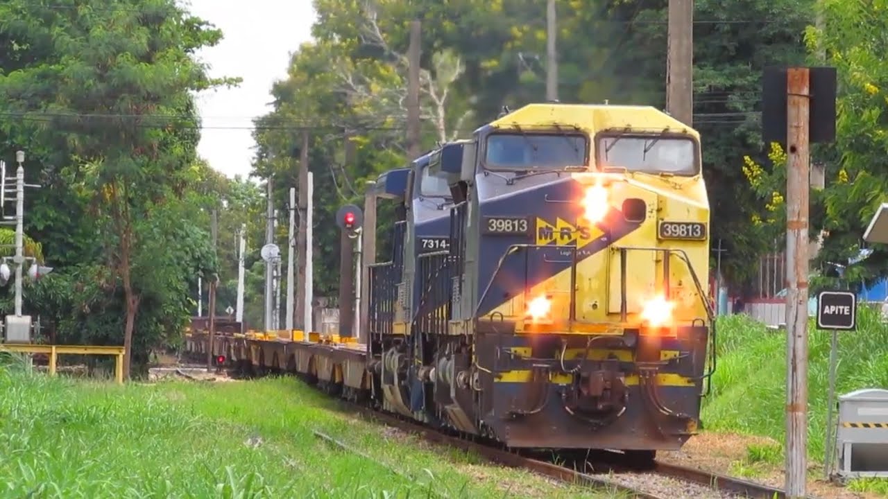 Trem em formação elefante com maquinista gente boa passando no centro de Três Rios - RJ.