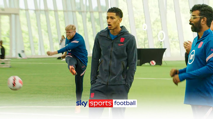 Rob Beckett STUNS the England Squad!🔥 🤯 | Rob and Romesh take on the Three Lions!