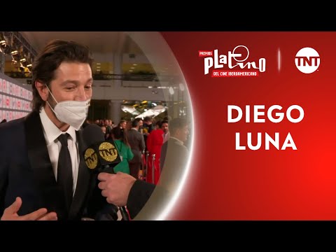 Diego Luna en la alfombra roja de los Premios Platino TNT