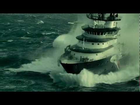 Monster Waves Ramming Huge Ships