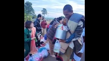 22/12/2024 bà con đến rất đông để được cúng giường cho sư Thích Minh Tuệ tại Lào 🇻🇳 🇱🇦