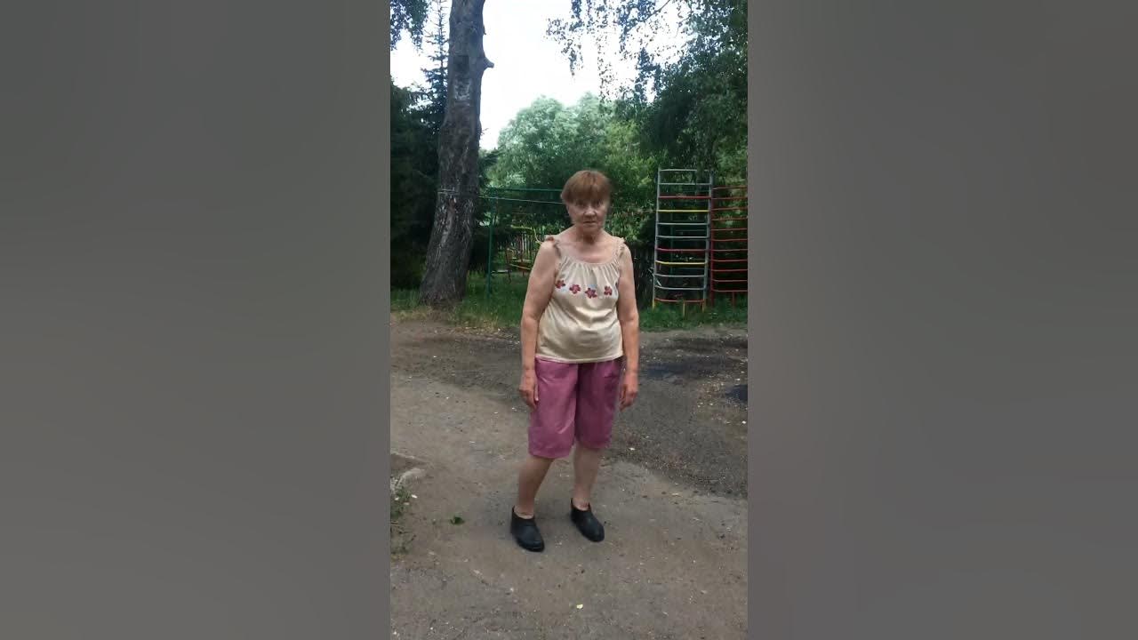 Суть бабушка. Бабка напала на школьников. Бабка напала. Бабка с палкой. Бабка напала на школьников.