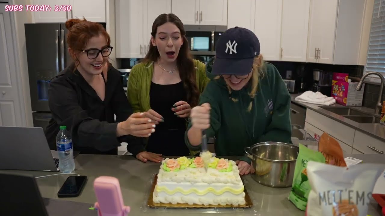 hannahxxrose VOD | Baking Minecraft CAKE POPS! w/ @sylveey & @geenelly 🌹 | May 4, 2023