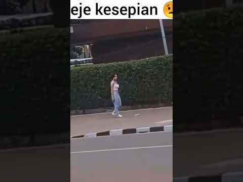 Jeje Slebew Tertangkap Kamera Sendiri Kesepian di Citayem Fashion Week, setelah Dilarang Polisi