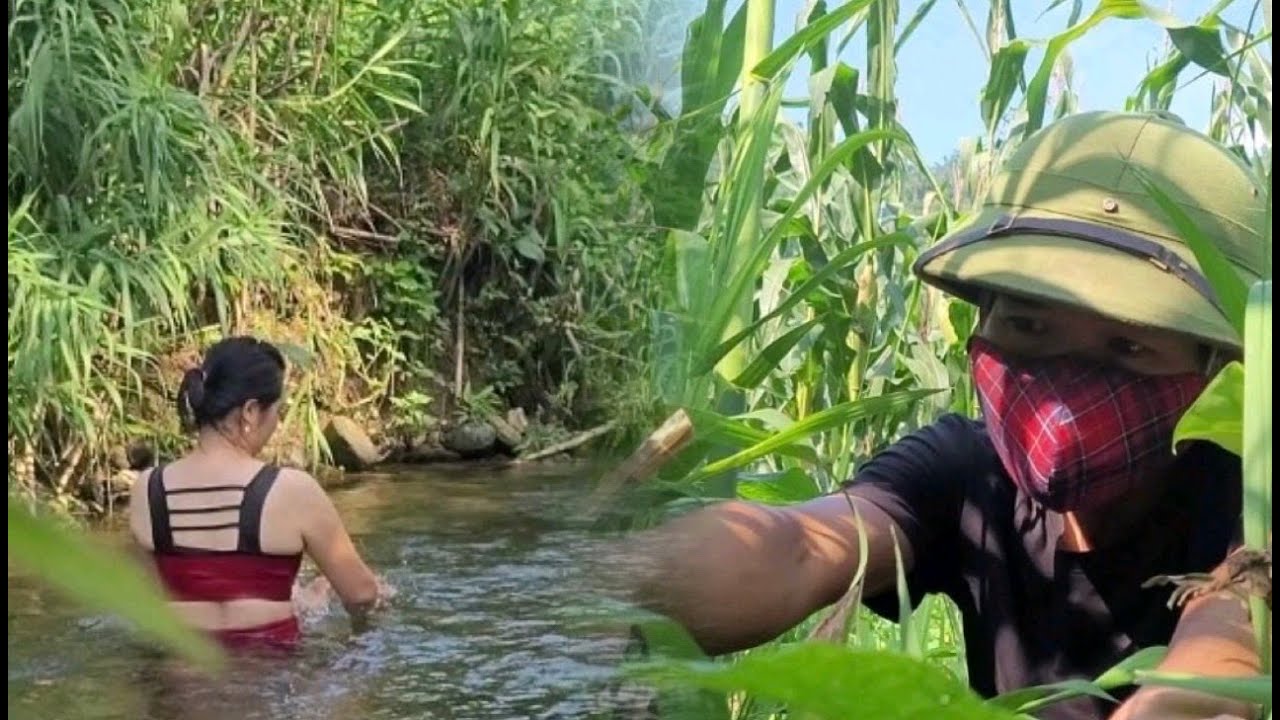 Single mother looking for crabs and snails in the stream was harmed by ...